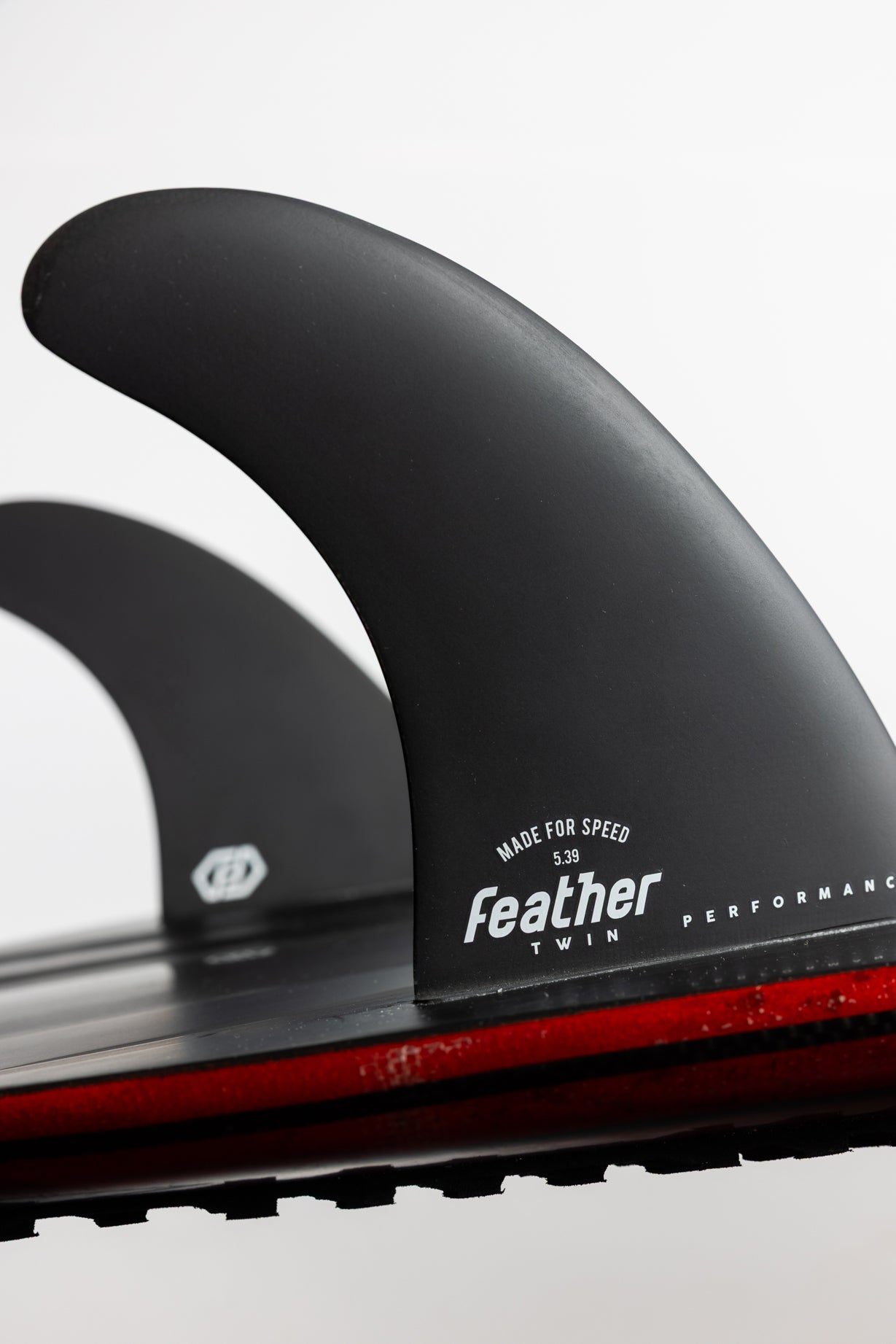 PERFORMANCE TWIN FIN CHARGER BLACK.