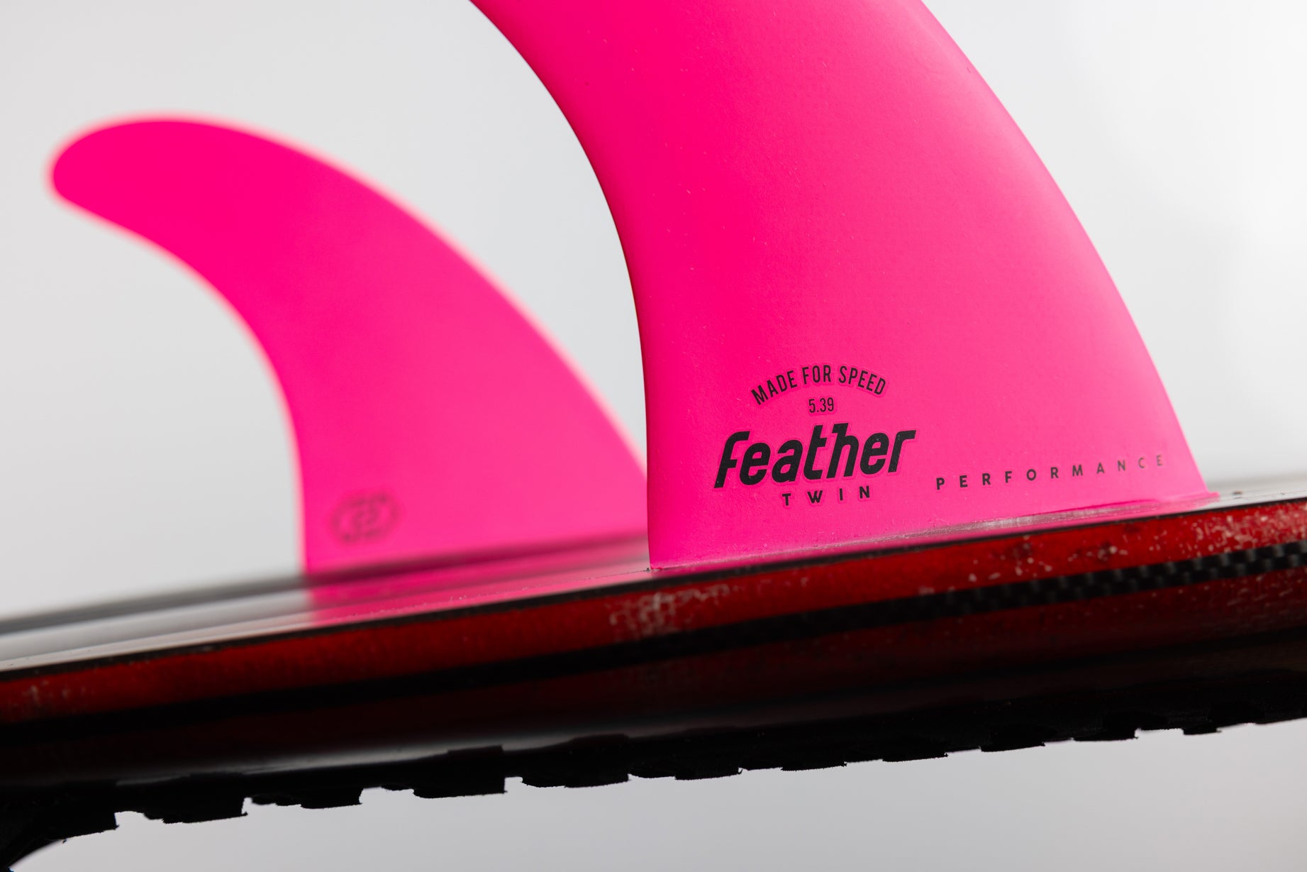 PERFORMANCE TWIN FIN FLUOR PINK.
