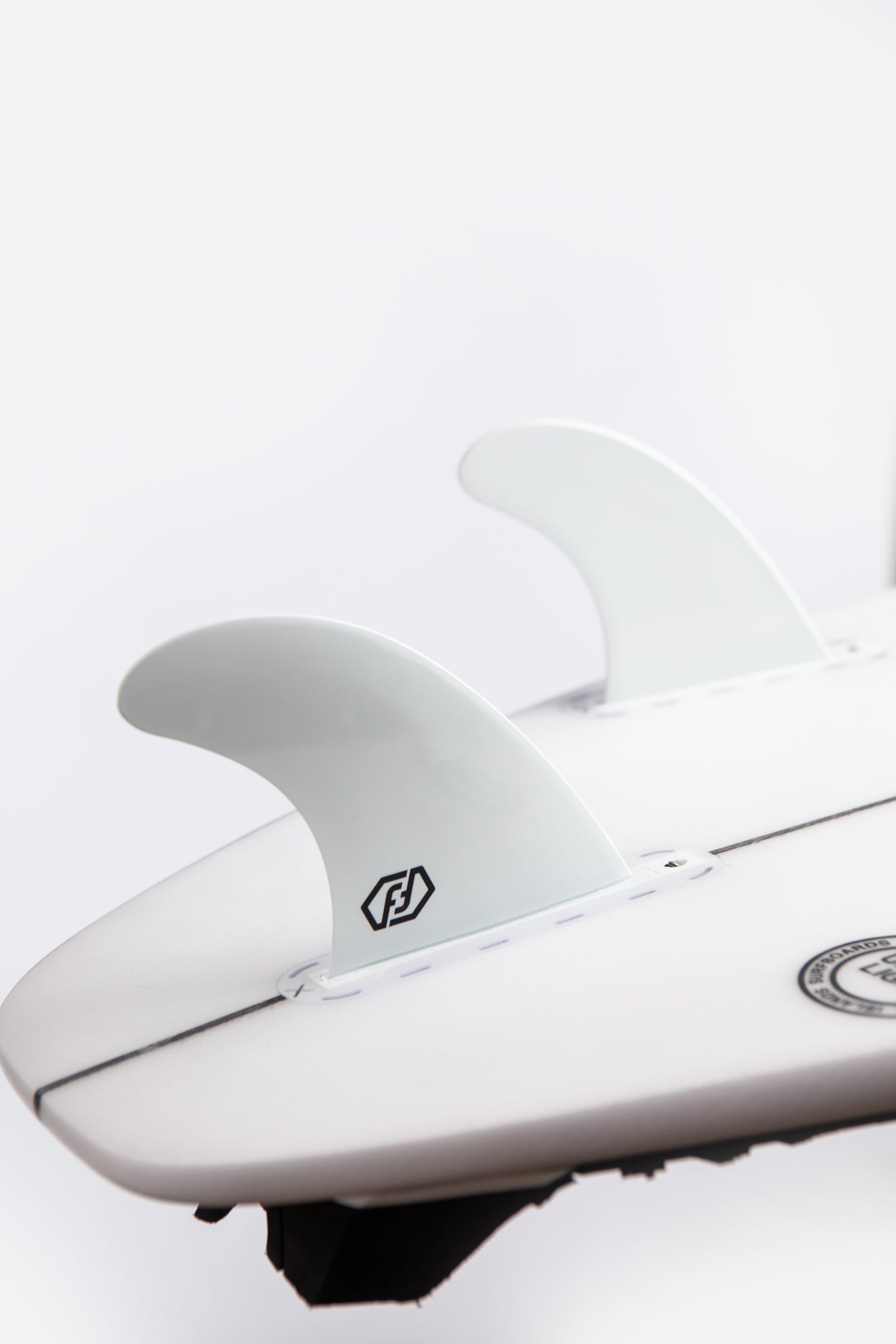 FEATHERFINS SOFT WHITE.