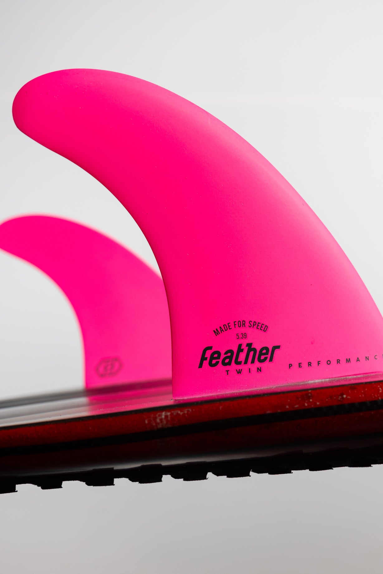 PERFORMANCE TWIN FIN FLUOR PINK.