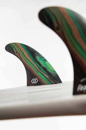 PERFORMANCE TWIN FIN COLOR. DUAL TAB